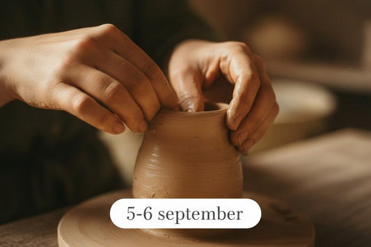 Närbild på händer som handbygger keramik med datumruta 5-6 september
