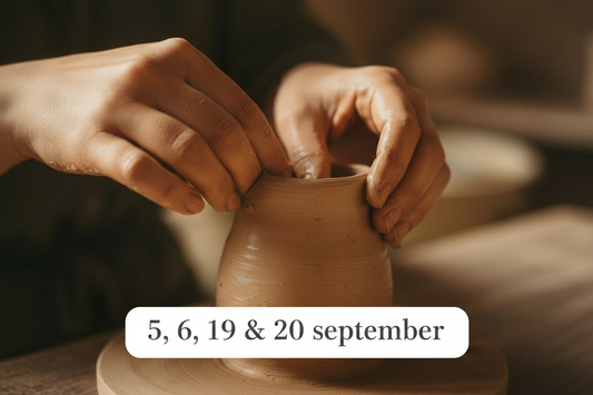 Närbild på händer som handbygger keramik med datumruta 5, 6, 19 & 20 september