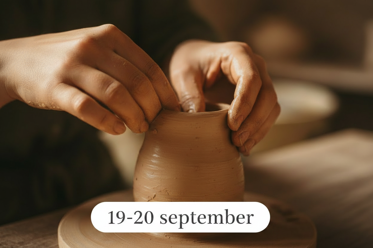 Närbild på händer som handbygger keramik med datumruta 19-20 september
